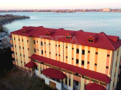 Refugiu Urban Vedere Panoramică pe Malul Lacului Morii