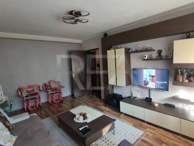 Apartament 3 camere, decomandat, 4/8, situat intre Sebastian si Soseaua Salaj.