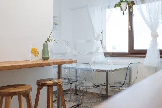 Apartament cu 4 camere cu vedere spre fântânile de la Piața Unirii