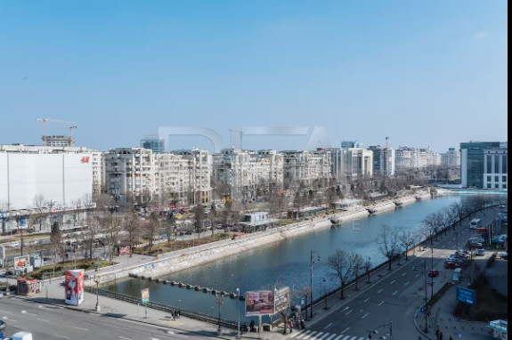 Apartament cu 4 camere cu vedere spre fântânile de la Piața Unirii