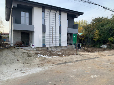 2 Duplex-uri la 8 minute distanță de mers pe jos de stația autobuzului 103