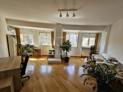 3 Camere, Vis-a-vis de Universitatea Națională de Muzică