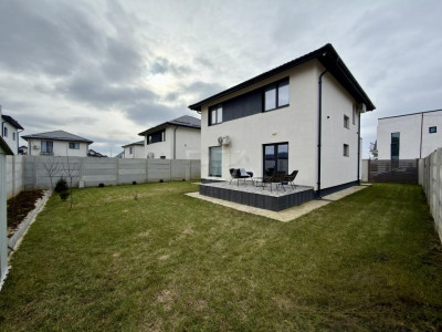 Vilă 5 camere cu o curte liberă de 250 mp, Pantelimon
